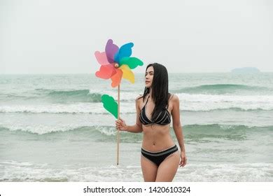 Sexy Bikini Body Asian Woman Playful库存照片1398597326 Shutterstock