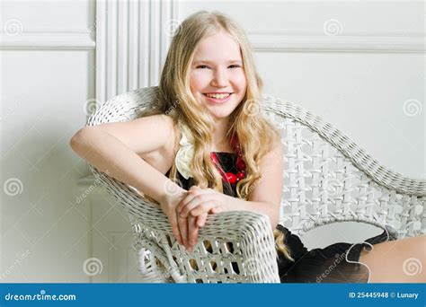 Fille Avec Le Long Cheveu Blond Photo Stock Image Du Blonde Coli Re