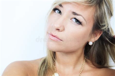 Attraktive Blonde Frau Auf Studio Stockfoto Bild Von Gl Cklich Menschlich