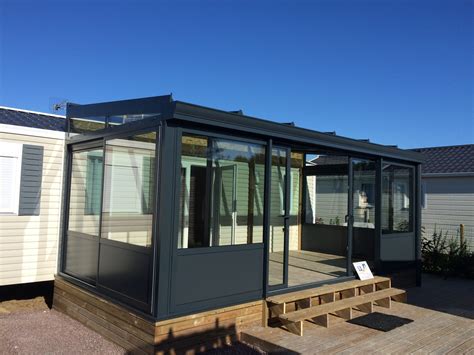 Véranda aluminium sur terrasse en bois SMA Menuiserie