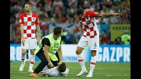 Mundial Rusia Pussy Riot se atribuye invasión de cancha en partido final FOTOS MUNDO