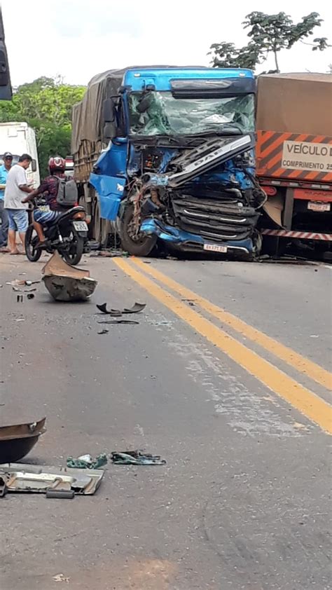 Acidente entre quatro carretas e um veículo deixa sete pessoas feridas