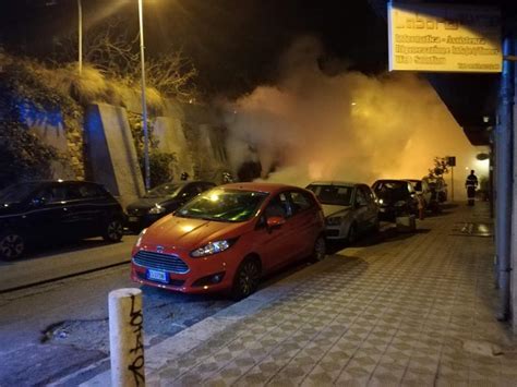 Reggio Calabria Paura Nella Notte In Pieno Centro Auto In Fiamme