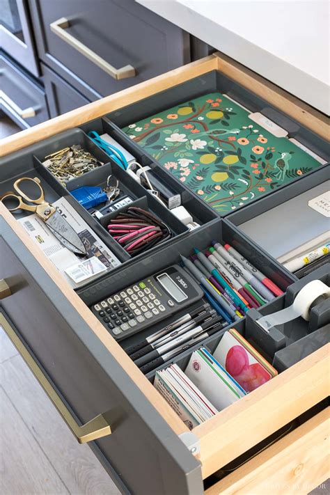 Desk Organization Ideas (Simple Tips For Whipping Your Workspace Into ...