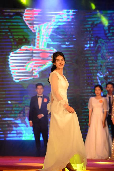 Cô giáo thực tập xinh như hot girl bị học sinh chụp lén