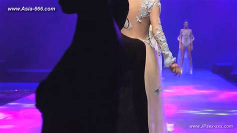 Chinese Model In Sexy Lingerie Show