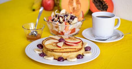 Recetas con manzanas cómo hacer hot cakes de manzana con canela esponjosos y deliciosos