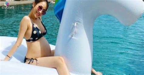 Ái nữ nhà đại gia Minh Nhựa diện bikini quá đỗi gợi cảm lúc bầu bí