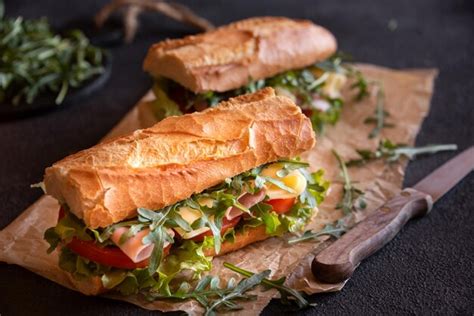 Sándwich De Baguette Con Queso Jamón Tomates Y Verduras Foto Premium