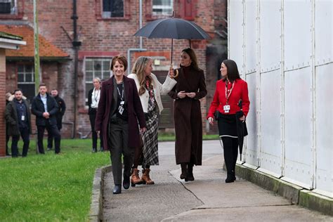 Kate Middleton meets with prisoners in mother and baby unit - ABC News