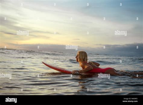 Jeune Fille Bikini Banque De Photographies Et Dimages Haute R Solution Page Alamy