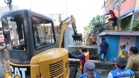 Dianggap Menghambat Saluran Air Sebuah Bangunan Liar Di Kota Malang