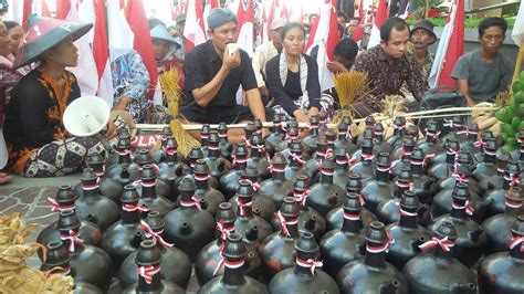 Tolak Pabrik Semen Dengan Aksi Makan Bersama Ala Desa Regional