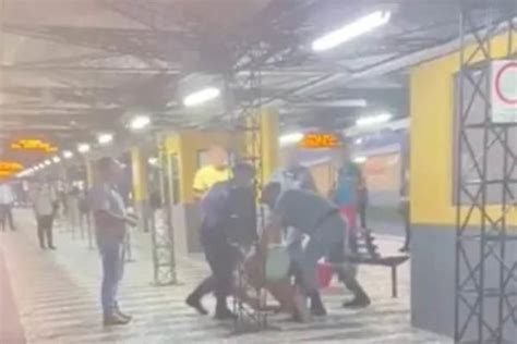 Vídeo Homem é Espancado Por Vigilantes E Desmaia Em Ponto De ônibus Metrópoles