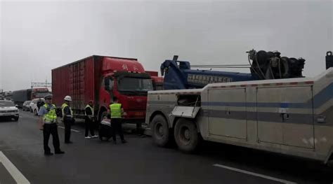 紧急处置 大货车行驶中轮胎脱落 高速交警及时处置有惊无险搜狐汽车搜狐网