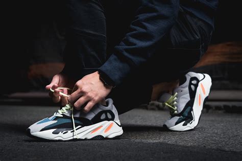 ภาพ On Feet กับ Yeezy Boost 700 Wave Runner Basement By Sneaker