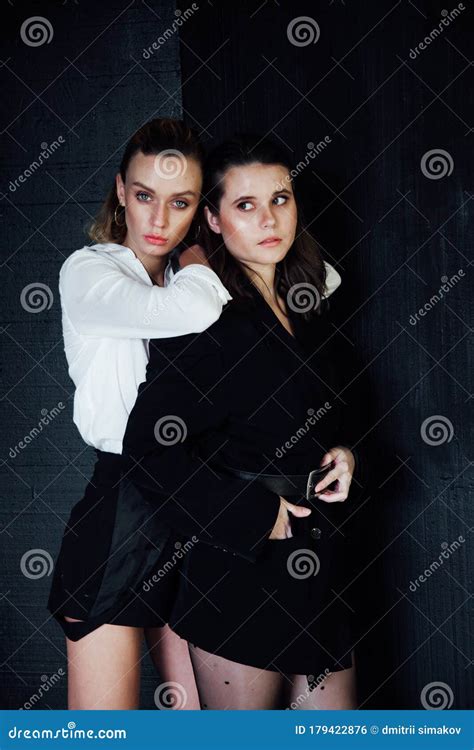 Dos Bellas Novias De Brunette Y Rubia De Moda Juntas Foto De Archivo Imagen De Muchacho