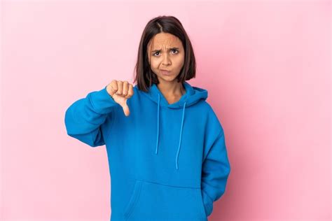 Mujer Latina Joven Aislada En La Pared Rosada Que Muestra El Pulgar Hacia Abajo Con Expresi N