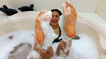 LA DIOSA MILF PRESENTA UN SEXY FETICHE DE PIES EN EL JACUZZI XVIDEOS