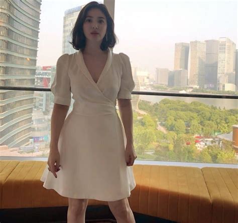 Chỉ trung thành với giày màu nude hoá ra Song Hye Kyo