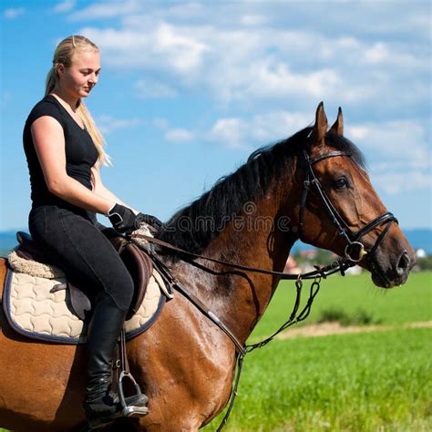Belle Jeune Femme Blonde Montant Un Cheval Image Stock Image Du Ranch Talon