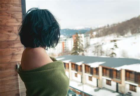 Brunette Frau Auf Dem Balkon Stockfoto Bild von berg glücklich 145128594
