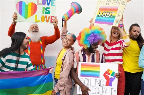 Grupo De Pessoas Multi Tnicas Dan A Na Parada Do Orgulho Gay Lgbt E Conceito De Diversidade