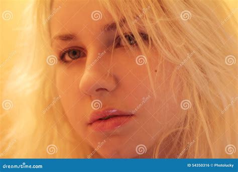 Fille Blonde Avec Le Beau Sourire Et Les Yeux Photo Stock Image Du Mode Grand
