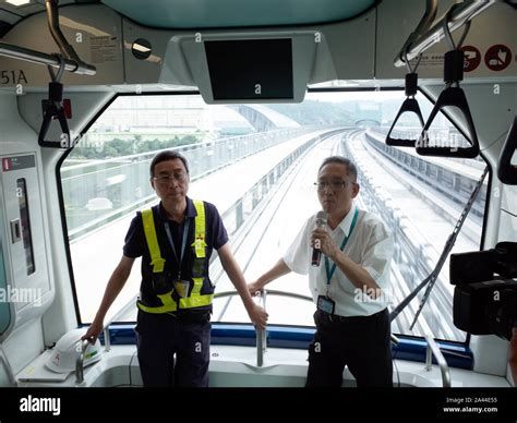 Chinesische Arbeiter Vor Der Light Rail Transit Lrt System Am Lrt