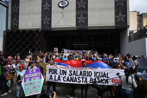 Un Docente Venezolano Necesita Salarios Para Cubrir La Canasta