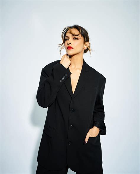 Deepika Padukone Slaying Her Boss Babe Era In A Stylish All Black Look Bold Red Lips Filmibeat