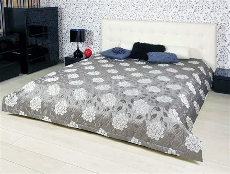 Как выбрать покрывало на двухспальную кровать: виды ткани и фото