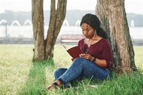 Premium Photo Cheerful African American Woman In The Park At Summertime