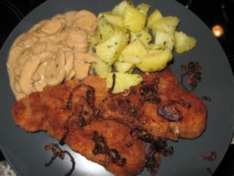 Panierte Putenschnitzel Mit Salzkartoffeln Und Creme Champignons