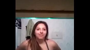 rubia tetona enseña las tetas en el baño XVIDEOS