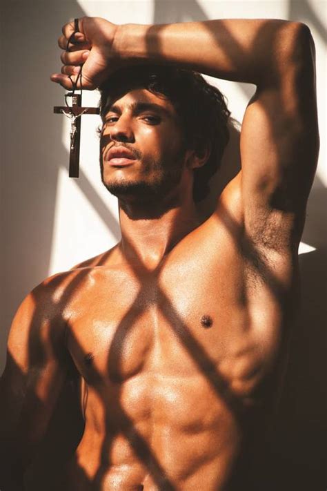 Pol Mica Modelo Posa Ter O Para Revista Gay