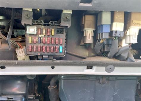 Предохранители Mazda Titan и реле с описанием и схемами блоков