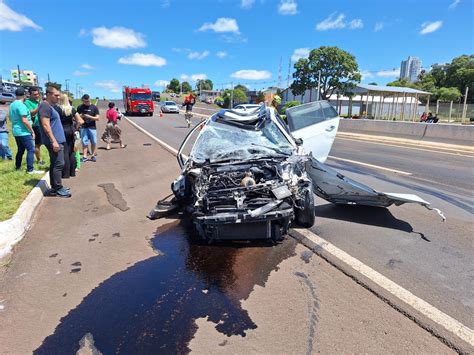 Carro fica destruído após bater contra caminhão em acidente na BR 282