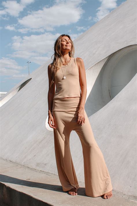 a r a Calça Flare Canelada Nude