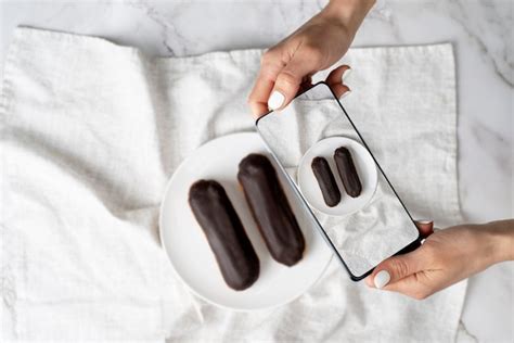 Gros Plan Sur Un Amateur De Nourriture Prenant Des Photos De Repas Photo Gratuite