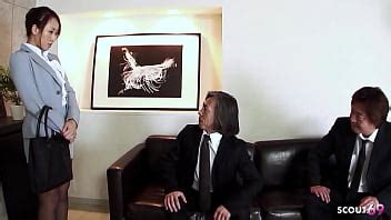 Chica asiática de oficina habla con dos viejos para que le follen el culo y le den sexo anal en