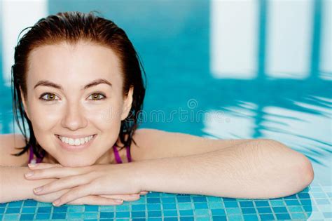 Mooi Meisje In Een Zwembad Stock Afbeelding Afbeelding Bestaande Uit Bikini