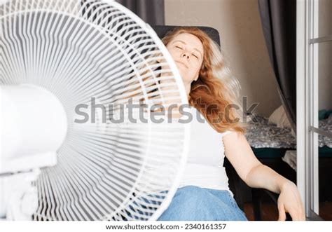 Hundred Staying Cool Hot Weather Royalty Free Images Stock Photos