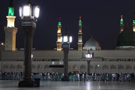 Beautiful night view of Masjid Al Nabawi, Medina's green dome, minarets ...