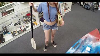 Mucha Diversi N Contin A Ya Que Hay Algo De Sexo En La Tienda Xvideos