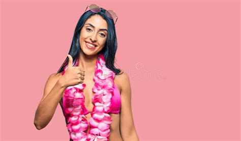 Hermosa Hispana Con Bikini Y La Hawaiana Lei Haciendo Feliz Gesto De Pulgares Arriba Con La Mano