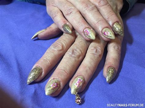 Refill Fullcover in Nude mit gold Tattoo und Piercing Gelnägel