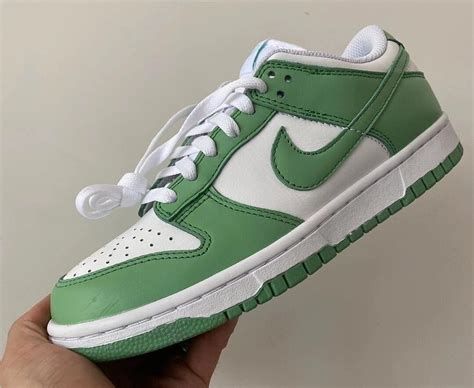 Se bilder på Nike Dunk Low Women's "Green Glow" - Dopest