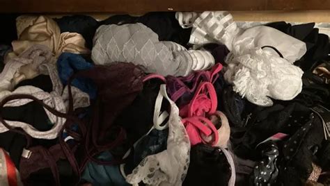 In einer Umkleidekabine in einem öffentlichen Laden erwischte Kamera eine mollige MILF mit