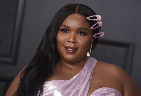 Lizzo's Hair Clips At The Grammys Perfectly Matched Her Pink Dress